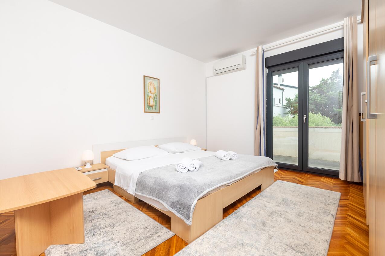 Ferienwohnungen mit Pool für Familien Punat, Krk - 13153