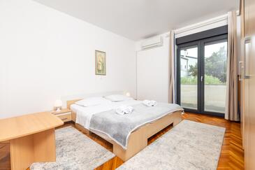 Apartmani s bazenom pogodni za obitelji s djecom Punat, Krk - 13153