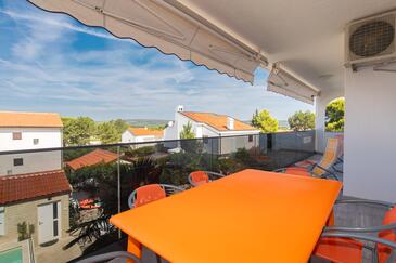 Apartmani s bazenom pogodni za obitelji s djecom Punat, Krk - 13153