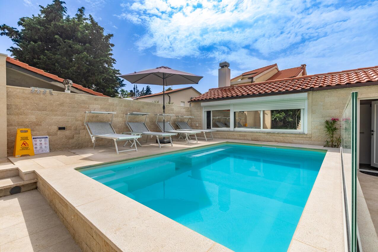 Ferienwohnungen mit Pool für Familien Punat, Krk - 13153