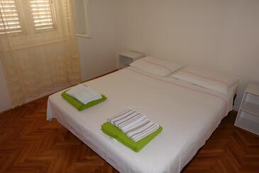 Apartments with parking space Supetar, Brač - 13180