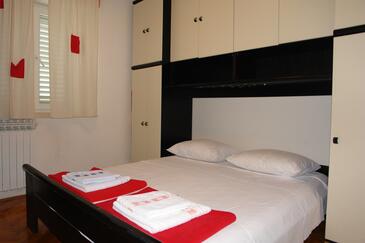 Apartments with parking space Supetar, Brač - 13180