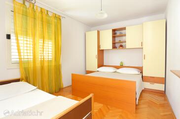 Apartments by the sea Makarska - 13222