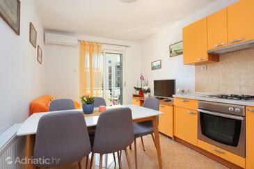 Apartments by the sea Makarska - 13222