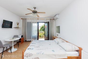 Apartments with parking space Pirovac, Šibenik - 13263