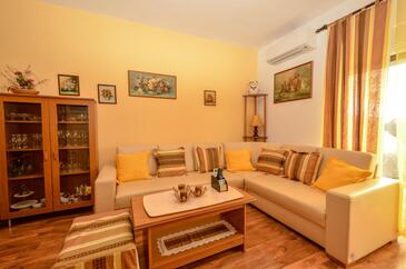 Apartments by the sea Guduće, Ugljan - 13274