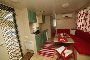 Ferienwohnungen mit Pool für Familien Bol, Brac - 13364