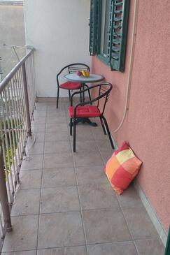 Apartments with parking space Klis, Split - 13435