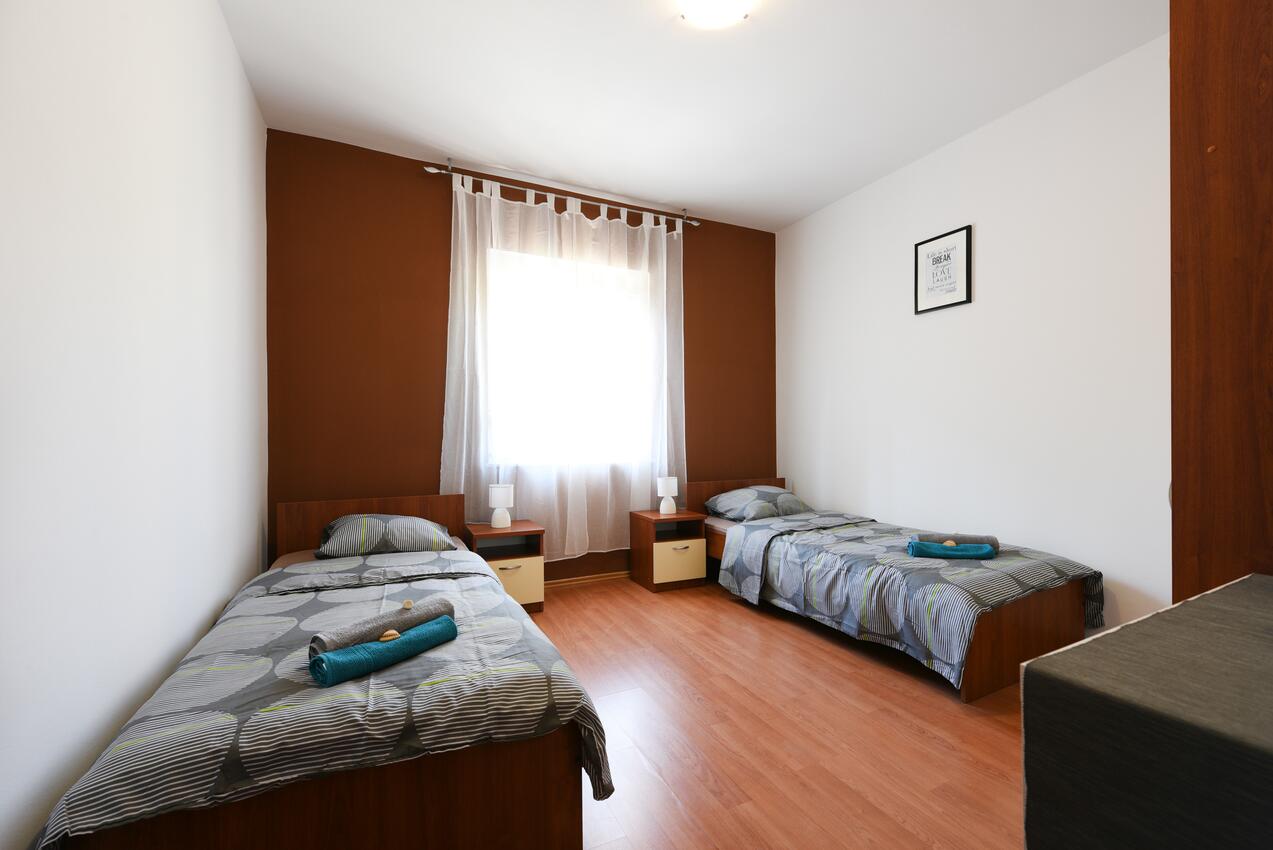 Apartments with parking space Zadar - 13550