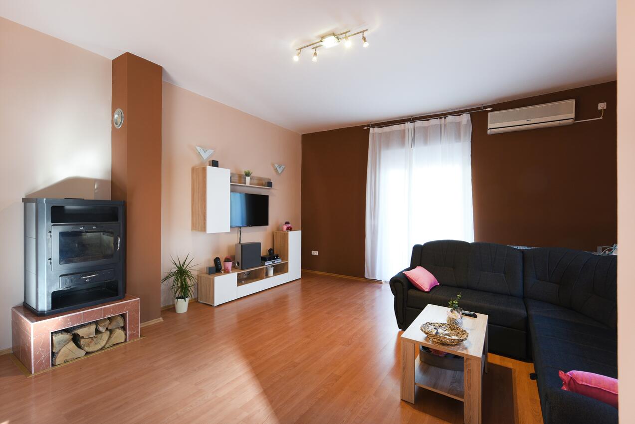 Apartments with parking spaces Zadar - 13550