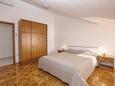 Brodarica, Bedroom in the apartment, air condition available and WiFi.