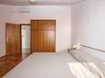 Brodarica, Bedroom in the apartment, air condition available and WiFi.