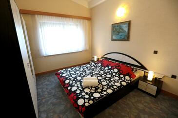 Familienferienwohnungen am Meer Pirovac, Sibenik - 13692