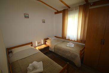 Family friendly house with a swimming pool Zadvarje, Makarska - 13703