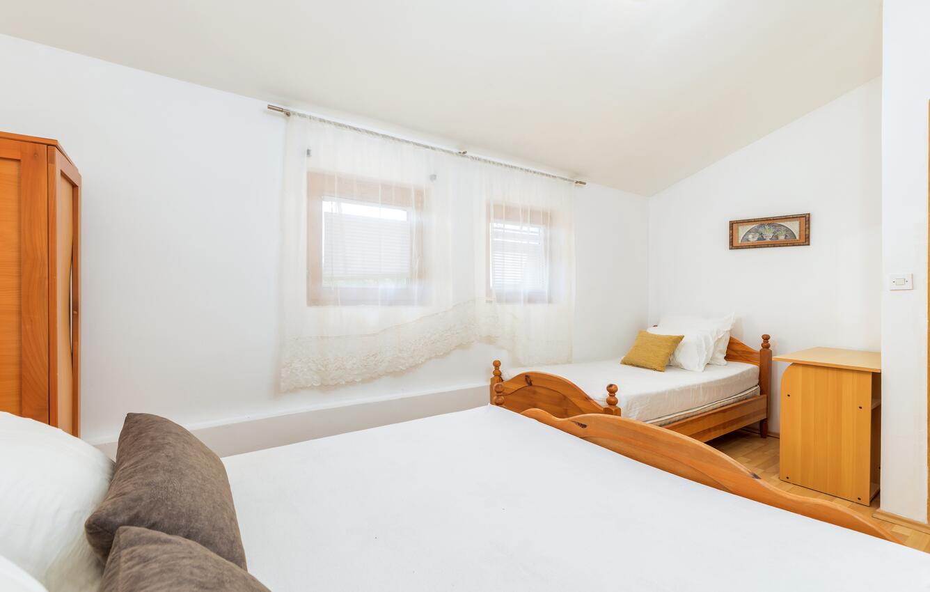 A-13742-e - Private accommodation - Apartments and rooms with parking space Fažana