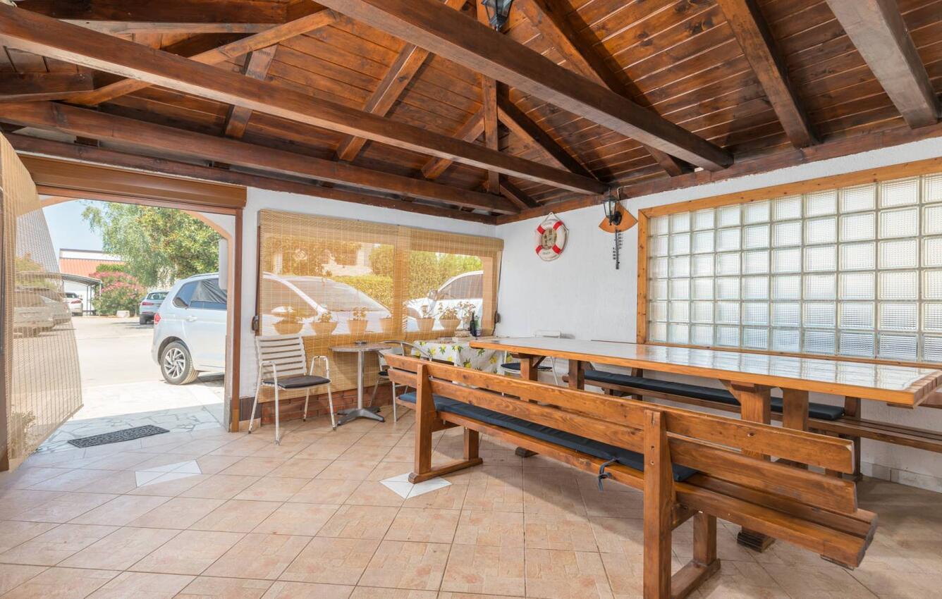 Courtyard - Apartments and rooms with parking space Fažana