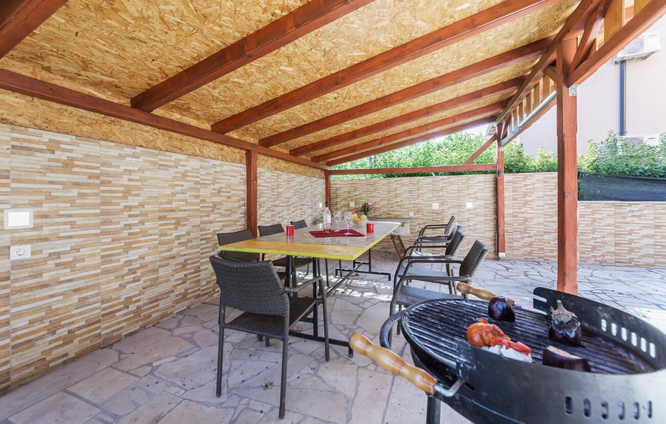 Courtyard - Apartments and rooms with parking space Fažana