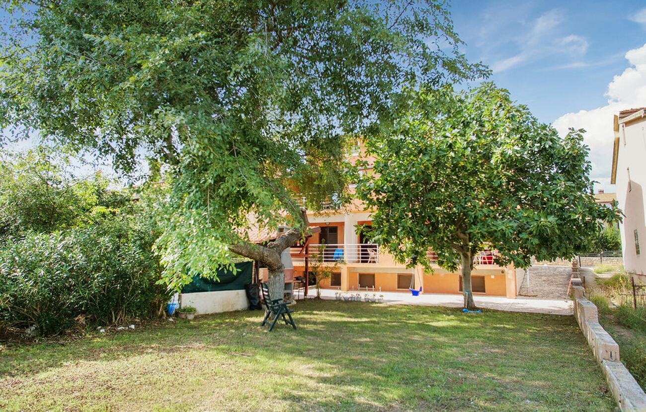 Courtyard - Apartments and rooms with parking space Fažana