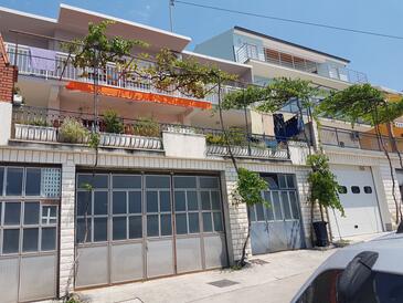 Apartment with terrace Omiš, Central Dalmatia