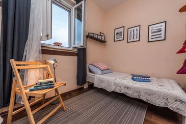 Appartamenti con piscina per famiglie Sutomiscica, Ugliano - Ugljan - 13872