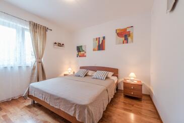 Apartmaji z bazenom za družine z otroci Sutomišćica, Ugljan - 13872