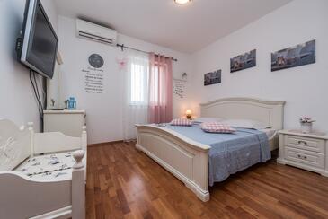 Apartmaji z bazenom za družine z otroci Sutomišćica, Ugljan - 13872