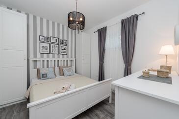 Appartamenti con piscina per famiglie Sutomiscica, Ugliano - Ugljan - 13872