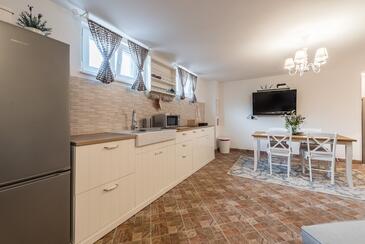 Appartamenti con piscina per famiglie Sutomiscica, Ugliano - Ugljan - 13872