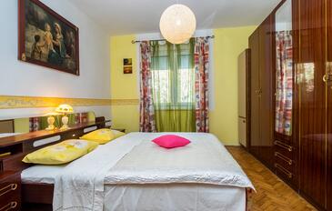 Family-friendly apartments with swimming pool Krilo Jesenice, Omiš - 13898