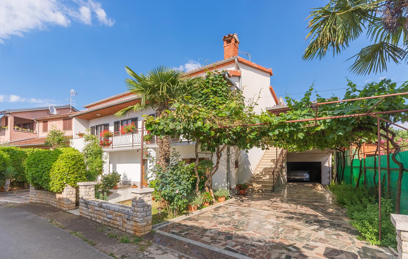 Apartments with parking space Poreč - 13927