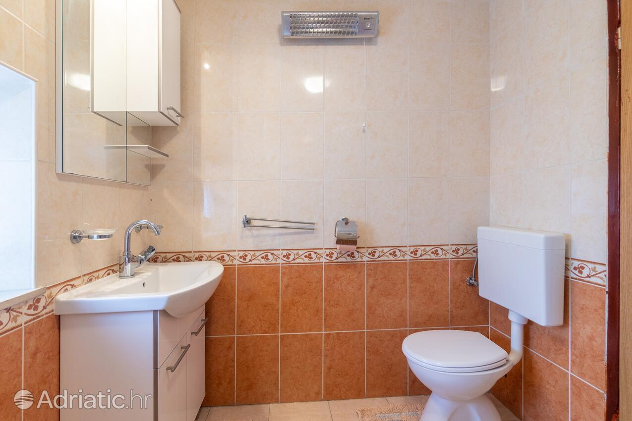 K-14003 - Alloggi privati - Casa vacanze accanto al mare Pucisca, Brazza - Brač