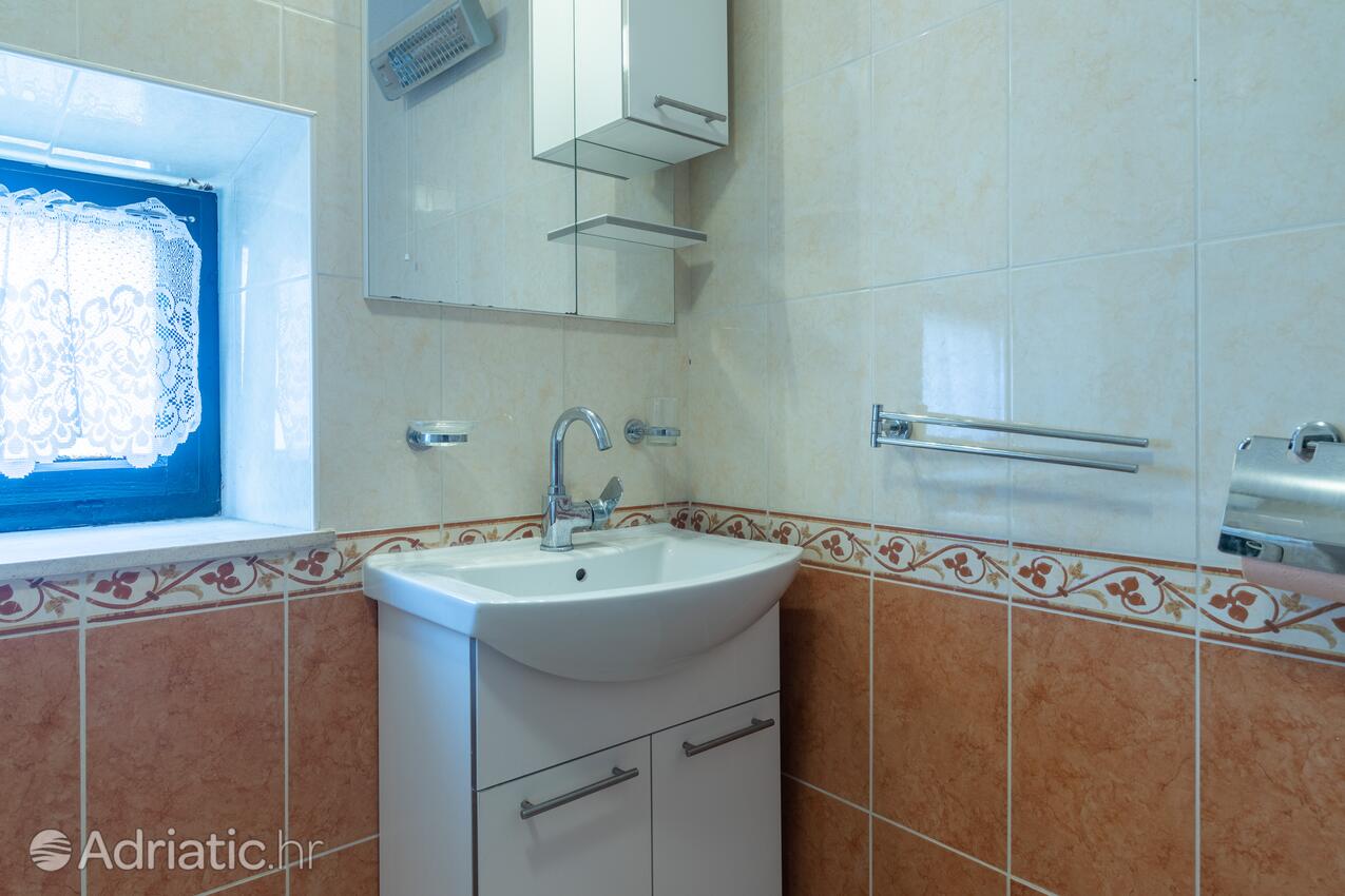 K-14003 - Alloggi privati - Casa vacanze accanto al mare Pucisca, Brazza - Brač