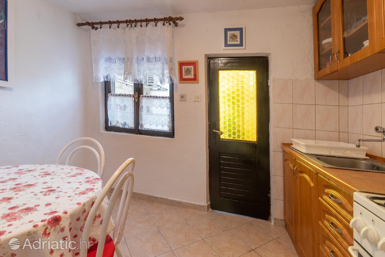 K-14003 - Alloggi privati - Casa vacanze accanto al mare Pucisca, Brazza - Brač
