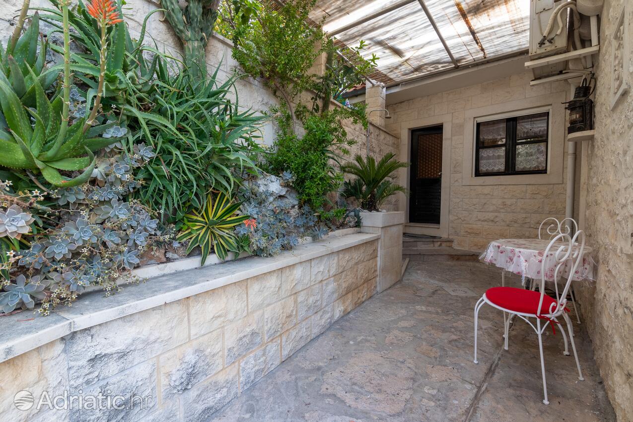 K-14003 - Alloggi privati - Casa vacanze accanto al mare Pucisca, Brazza - Brač