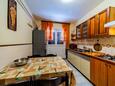 Drače, Salle à manger dans l’hébergement en type apartment, climatisation disponible et WiFi.