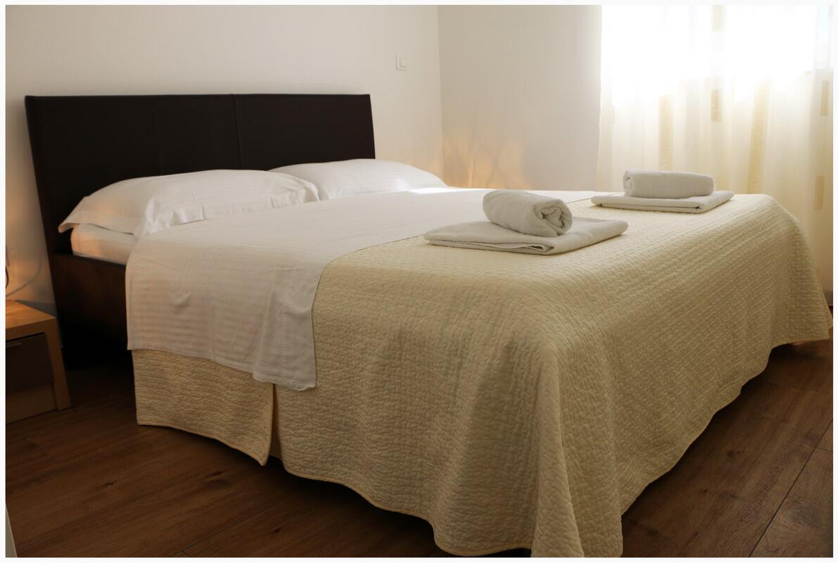 Apartmani s bazenom pogodni za obitelji s djecom Primošten - 14049