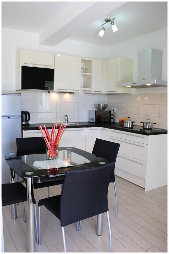 Apartmani s bazenom pogodni za obitelji s djecom Primošten - 14049