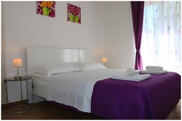 Lägenheter med pool lämpliga för familjer med barn Primosten - 14049