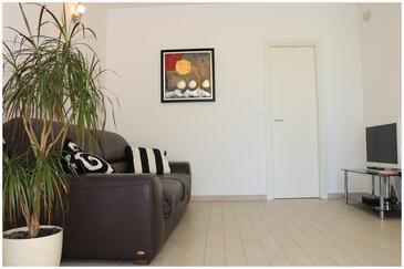 Lägenheter med pool lämpliga för familjer med barn Primosten - 14049