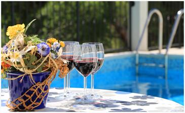 Lägenheter med pool lämpliga för familjer med barn Primosten - 14049