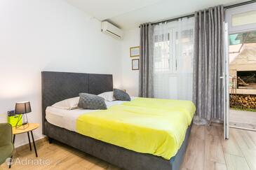 Apartments with parking space Split - 14051