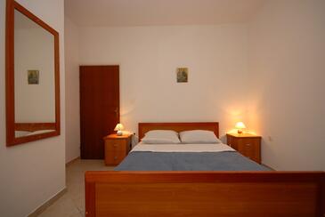 Apartments and rooms with a swimming pool Kali, Ugljan - 14083