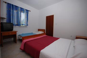 Apartments and rooms with a swimming pool Kali, Ugljan - 14083