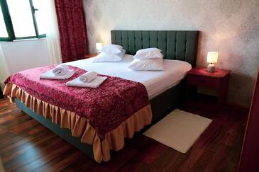 Family-friendly apartments with swimming pool Kali, Ugljan - 14116