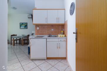 Lägenheter med parkering Rab - 14120