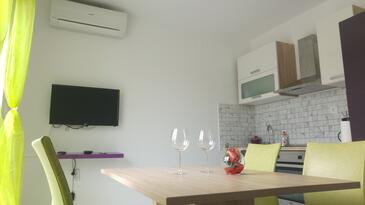 Punat, Jídelna v ubytování typu apartment, s klimatizací a WiFi.