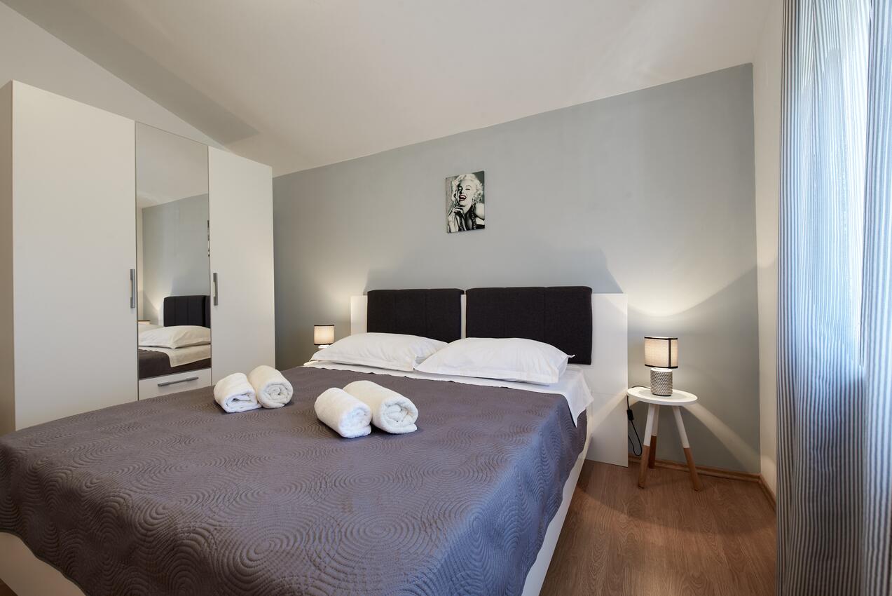Apartmanok családok részére medencével Ljubac, Zadar - 14148
