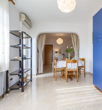 Apartments with parking space Rovinj - 14153