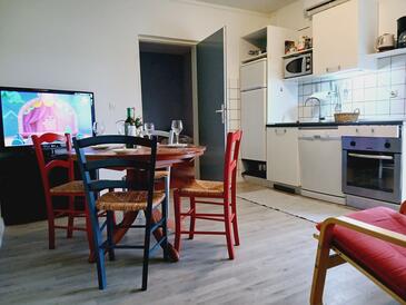 Barbat, Dining room in the apartment, (pet friendly) and WiFi.