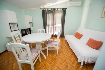 Grebaštica, Obývací pokoj v ubytování typu apartment, s klimatizací a WiFi.